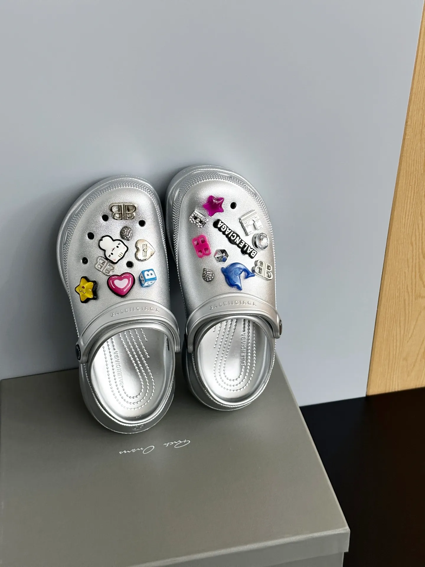 👟👟Ex-factory price 520👟👟 𝗕𝗮𝗹𝗲𝗻𝗰𝗶𝗮𝗴𝗮Heightening Crocs for Couples Original model opening. Original factory data. Men’s and women’s models with different graphics and pattern designs. DIY accessories with matching versions. 6cm heightening modo integrated shoe body structure. Lightweight material with high degree of detail restoration. Code number: 35-41 (40.41 non-refundable) Original packaging